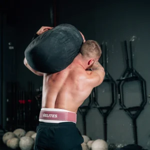 Velites_LiftingBelt_Lila_Lifestyle_007_076449b7-fa99-45e3-ae13-1e2fd7f95963